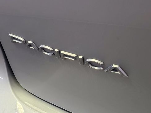 Used 2024 Chrysler Pacifica Touring-L FWD image 28