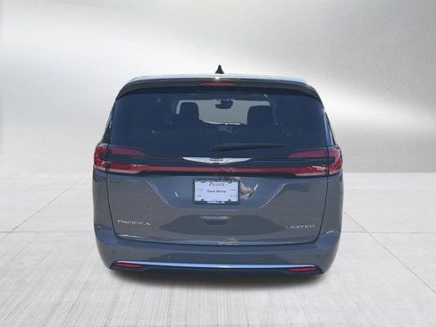 Used 2024 Chrysler Pacifica Limited FWD image 7