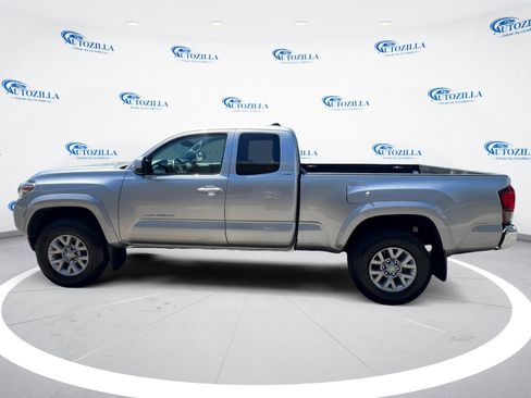 Used 2018 Toyota Tacoma SR5 AWD/4WD image 2