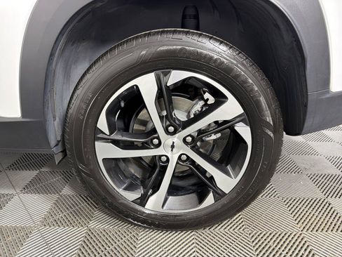 Used 2024 Chevrolet Trax RS w/ Sunroof Package FWD image 17