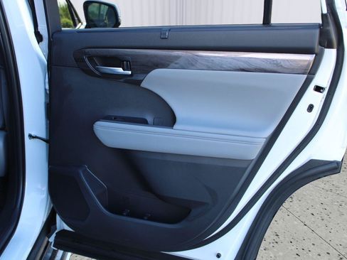 Used 2026 Toyota Highlander Platinum AWD/4WD image 46