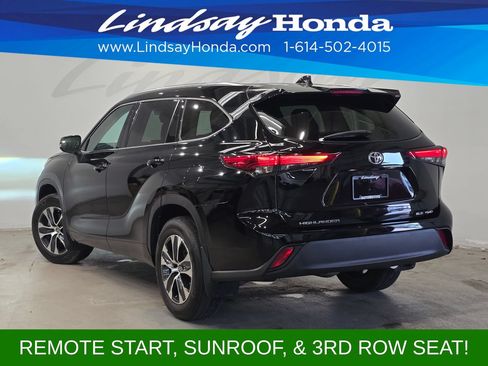 Used 2021 Toyota Highlander XLE AWD/4WD image 4