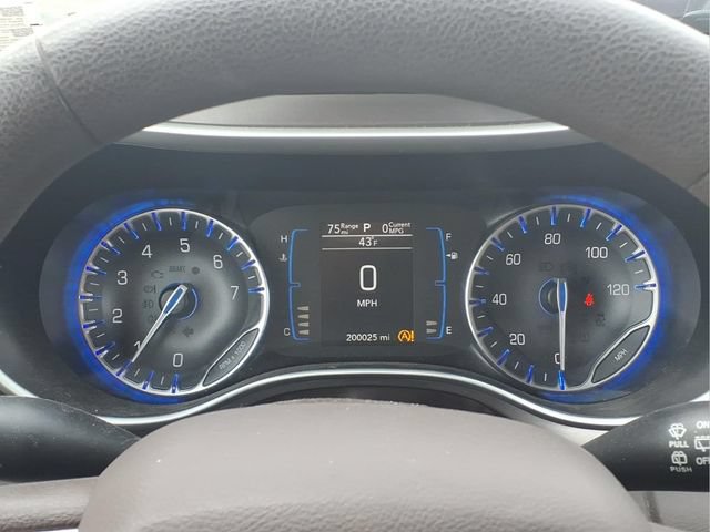 Used 2017 Chrysler Pacifica Touring w/ Tire & Wheel Group FWD image 13