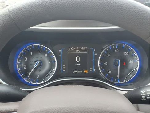 Used 2017 Chrysler Pacifica Touring w/ Tire & Wheel Group image 13