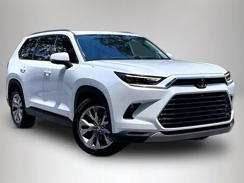 Used 2024 Toyota Grand Highlander FWD image 2
