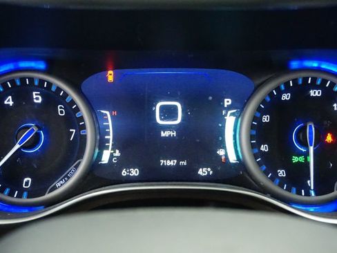 Used 2018 Chrysler Pacifica Touring-L Plus image 27