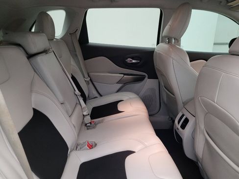 Used 2020 Jeep Cherokee Latitude Plus w/ Comfort/Convenience Group FWD image 19