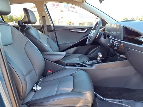 Certified 2025 Kia Niro EX image 9