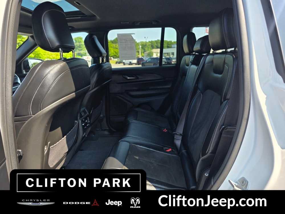 Used 2023 Jeep Grand Cherokee Laredo AWD/4WD image 13