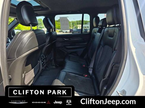 Used 2023 Jeep Grand Cherokee Altitude AWD/4WD image 13
