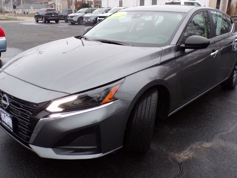 Used 2024 Nissan Altima 2.5 SV FWD image 3