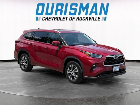 Used 2022 Toyota Highlander XLE AWD/4WD image 1