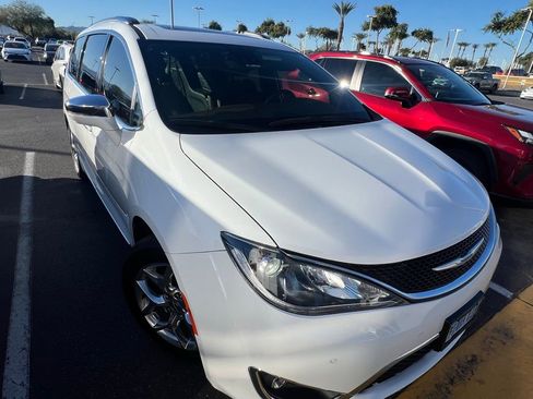 Used 2020 Chrysler Pacifica Limited image 2