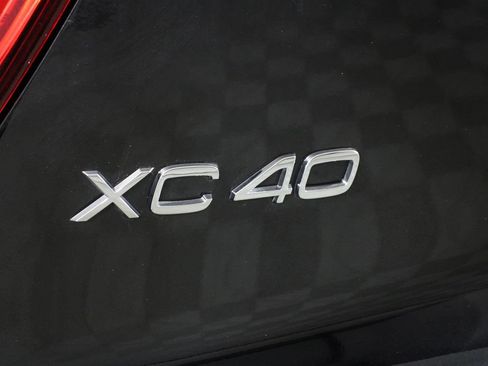 Certified 2025 Volvo XC40 B5 Plus image 19