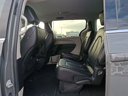 Used 2023 Chrysler Pacifica Touring-L image 9