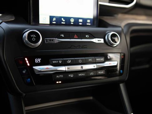 Used 2020 Ford Explorer Platinum w/ Premium Technology Package image 11