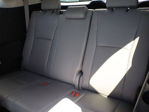 Used 2020 Toyota Highlander Limited FWD image 18