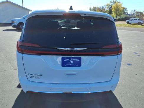 Used 2024 Chrysler Pacifica Touring-L image 5