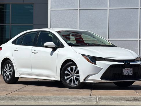 Certified 2022 Toyota Corolla LE FWD image 2