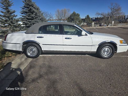 Used 1999 Lincoln Town Car Executive image 14
