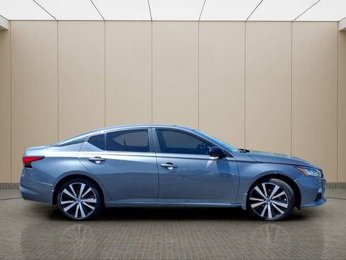 Used 2020 Nissan Altima 2.5 SR w/ Premium Package FWD image 5