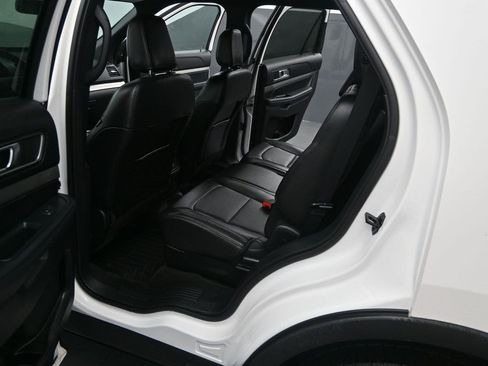 Used 2018 Ford Explorer XLT w/ Equipment Group 202A AWD/4WD image 10