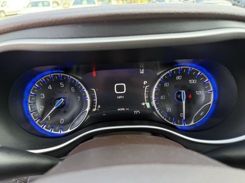 Used 2021 Chrysler Pacifica Touring-L w/ Premium & Safety Sphere Group AWD/4WD image 23