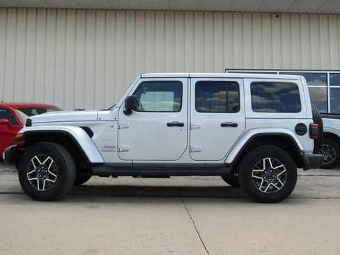 Used 2024 Jeep Wrangler Sahara image 11