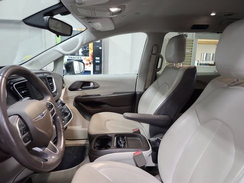 Used 2018 Chrysler Pacifica Touring-L image 9