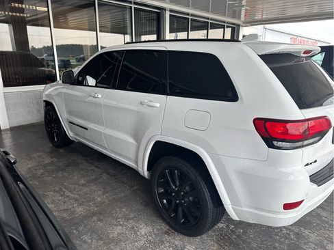 Used 2021 Jeep Grand Cherokee Laredo X AWD/4WD image 2