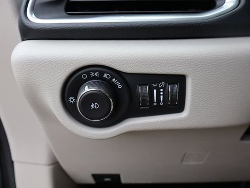 Used 2018 Chrysler Pacifica Touring-L Plus FWD image 12