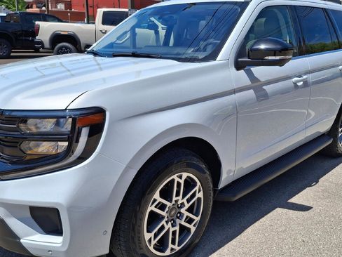 Used 2025 Ford Expedition Active AWD/4WD image 3