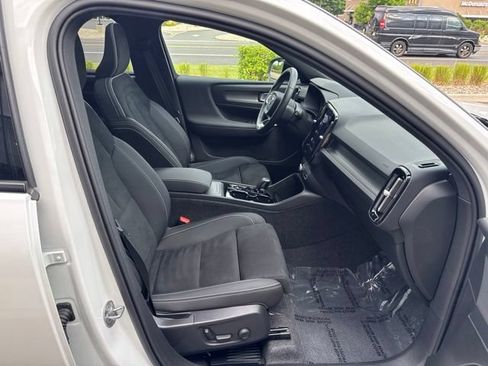 Certified 2025 Volvo XC40 B5 Plus AWD/4WD image 15