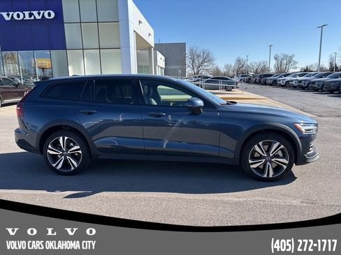 Certified 2025 Volvo V60 B5 Cross Country Plus image 5