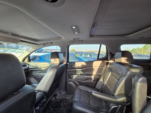 Used 2020 GMC Acadia SLT w/ Driver Alert Package II image 10