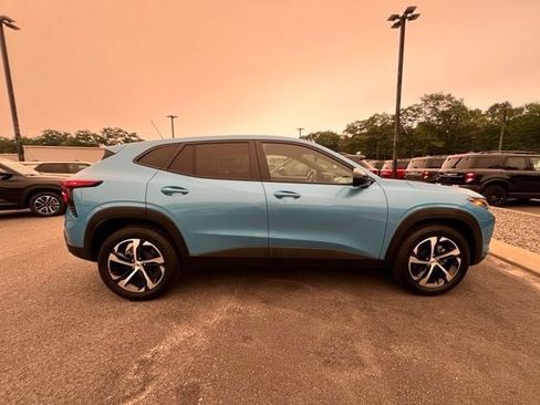 Used 2025 Chevrolet Trax RS w/ Sunroof Package FWD image 5