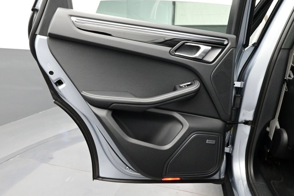 Certified 2025 Porsche Macan AWD/4WD image 13