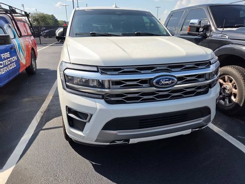 Used 2024 Ford Expedition Platinum AWD/4WD image 3