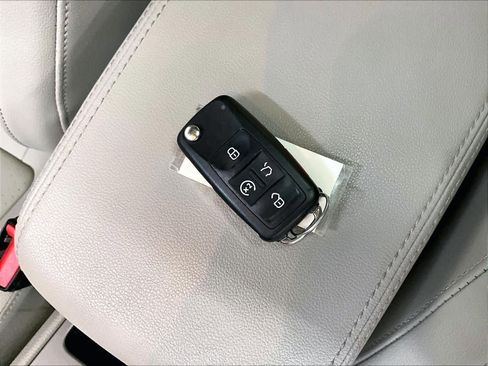 Used 2021 Volkswagen Passat 2.0T SE w/ Luggage Net & Mats Package image 10