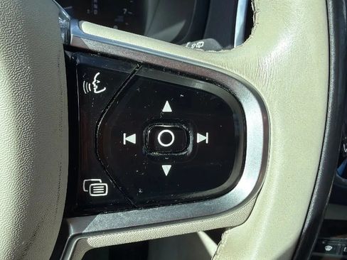 Used 2016 Volvo XC90 T6 Momentum w/ Momentum Plus Package AWD/4WD image 11