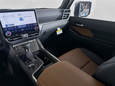 New 2026 Lexus GX 550 w/ Accessory Package (2T) AWD/4WD image 23