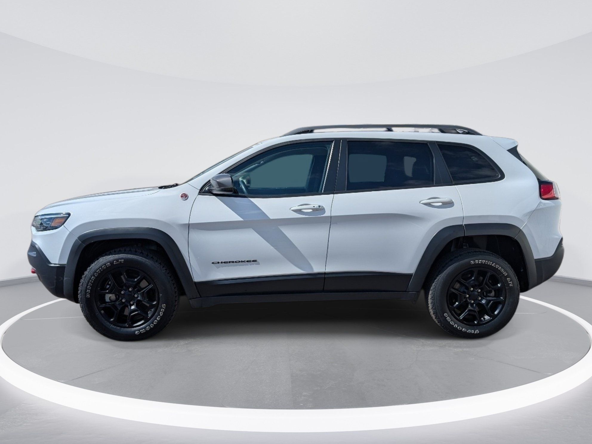 Used 2019 Jeep Cherokee Trailhawk w/ Cold Weather Group AWD/4WD image 4