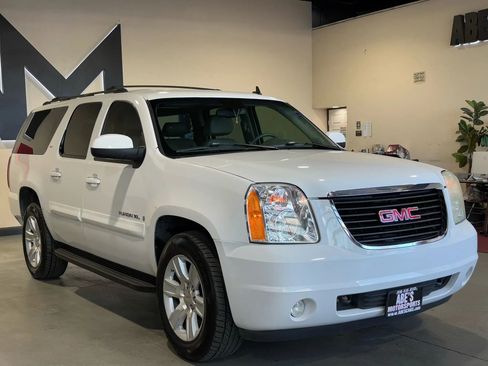 Used 2007 GMC Yukon XL SLT w/ SLT Preferred Equipment Group AWD/4WD image 3