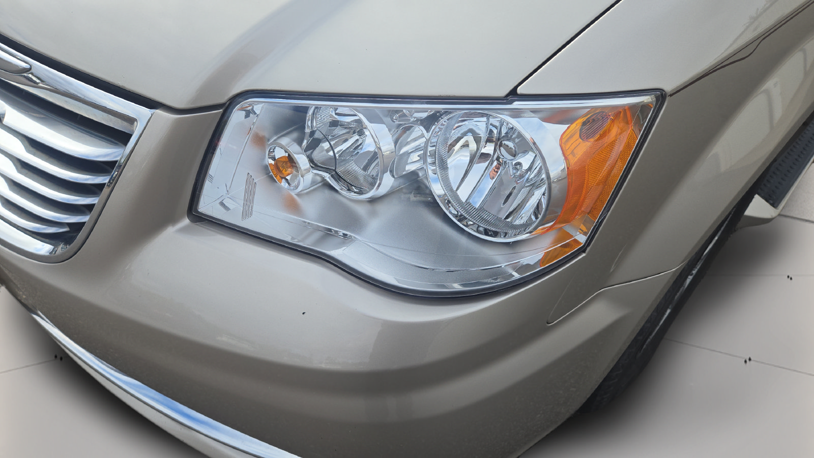 Used 2012 Chrysler Town & Country Touring-L w/ Entertainment Group #2 FWD image 35