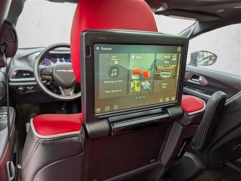 Used 2021 Chrysler Pacifica Limited w/ Uconnect Theater Family Group image 18