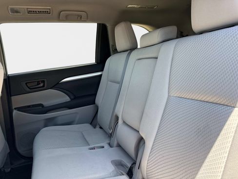 Used 2019 Toyota Highlander LE FWD image 12