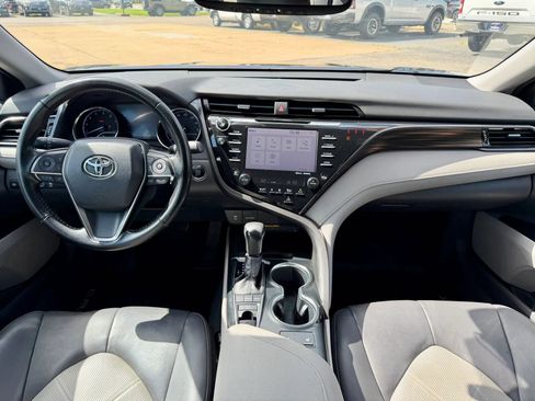 Used 2019 Toyota Camry XLE FWD image 12
