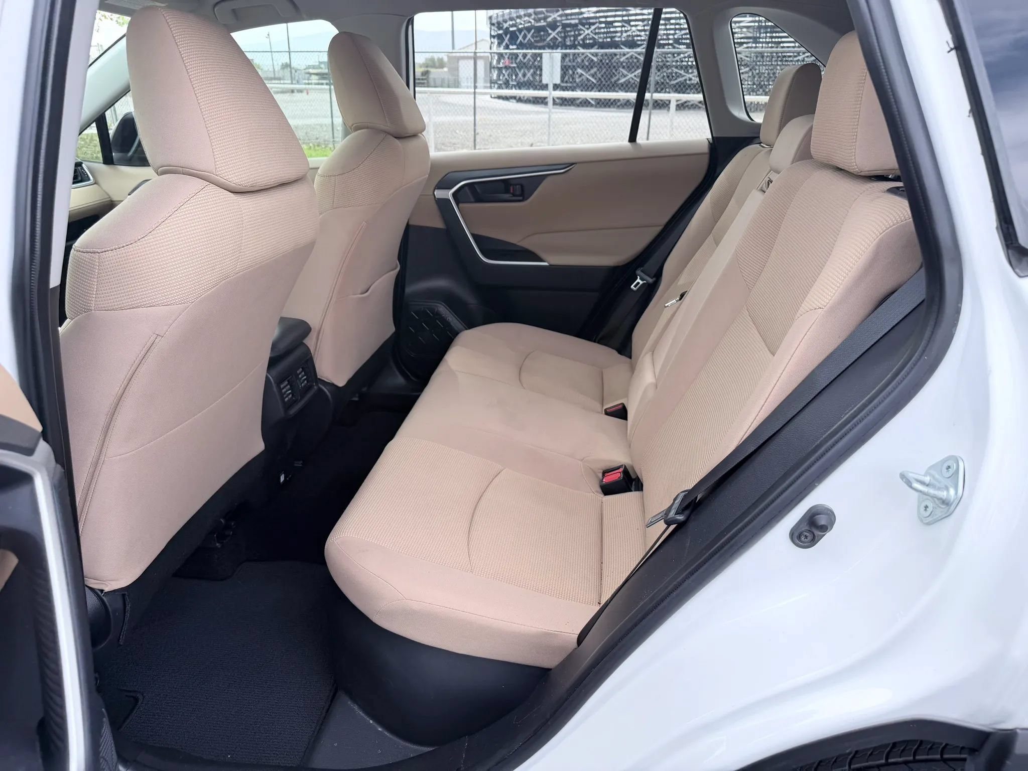Used 2021 Toyota RAV4 LE AWD/4WD image 17