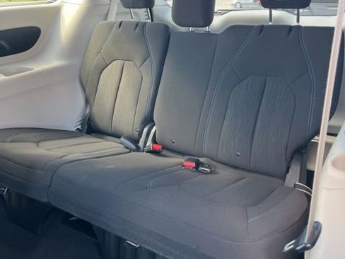 Used 2021 Chrysler Pacifica Touring FWD image 31