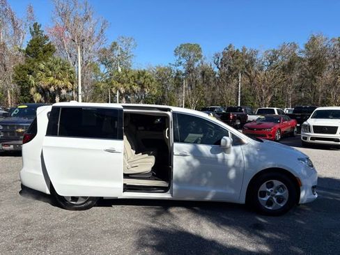 Used 2018 Chrysler Pacifica Touring Plus image 28